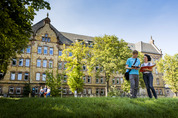 Gruenflaeche vor einem der historischen Gebaeude auf dem Campus Westerberg.