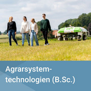 Unser Studiengang Agrarsystemtechnologien verbindet Landtechnik, Informatik und Agrarwissenschaften zu einem innovativen und praxisorientierten Studienangebot. Du erwirbst umfassendes Prozesswissen und technologische Fähigkeiten, die für eine digitalisierte und nachhaltige Landwirtschaft unerlässlich sind und dir einen optimalen Einstieg in diese Berufswelt bieten. 