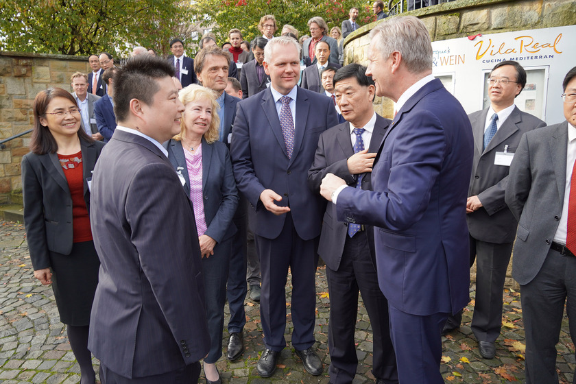 Freuten sich über das große Interesse: Alt-Bundespräsident Christian Wulff (3.v.r), Qing Chengsong, stellvertretender Minister für Bildungswesen der Provinz Anhui (4.v.r.), Björn Thümler MdL, Minister für Wissenschaft und Kultur des Landes Niedersachsen (5.v.r.), Bürgermeisterin Birgit Strangmann (6.v.r.)