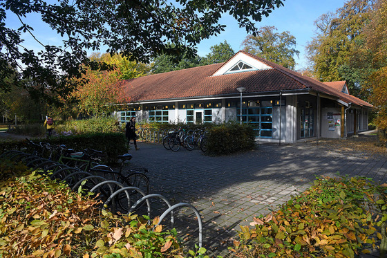 Die Mensa Haste liegt mitten in der grünen Oase am Campus Haste. Umgeben von viel Grün lädt sie zum Genießen und Verweilen ein.