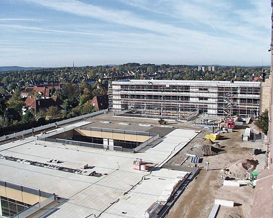 2004 wurde der Neubau eines Seminar- und Hörsaalgebäudes auf dem Caprivi-Campus im Stadtteil Westerberg eingeweiht. 