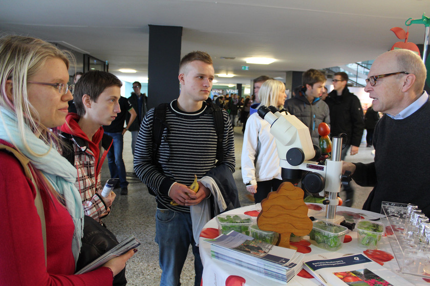 Die Bilder zeigen Studieninteressierte auf dem Hochschulinformationstag der Hochschule Osnabrück und der Universität Osnabrück.