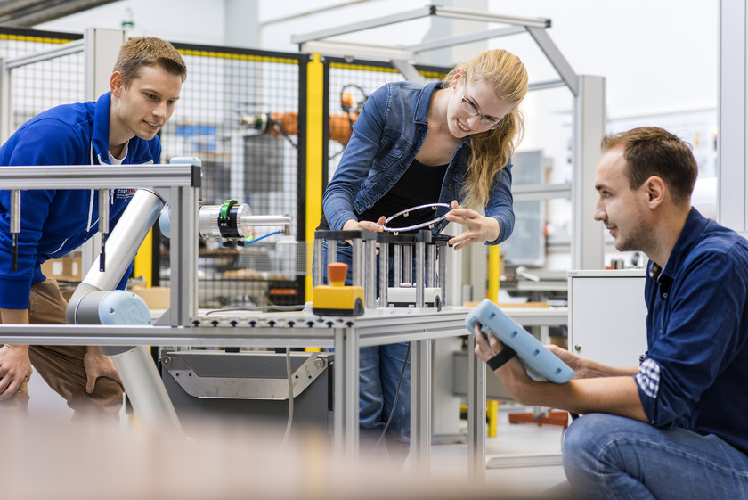 Zwei Männer und eine Frau arbeiten im Robotiklabor der Hochschule Osnabrück