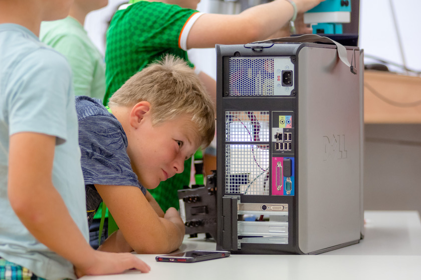 Beim KinderCampus Lingen konnten sich die Kinder Computer von innen ansehen
