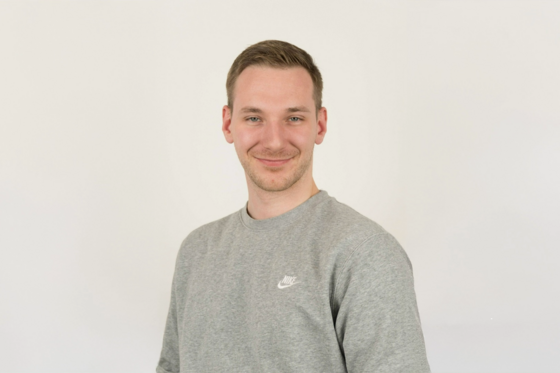 Der junge Gründer Louis Welp in einem grauen Hoodie.