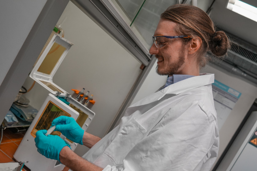 Mann am 3D-Drucker