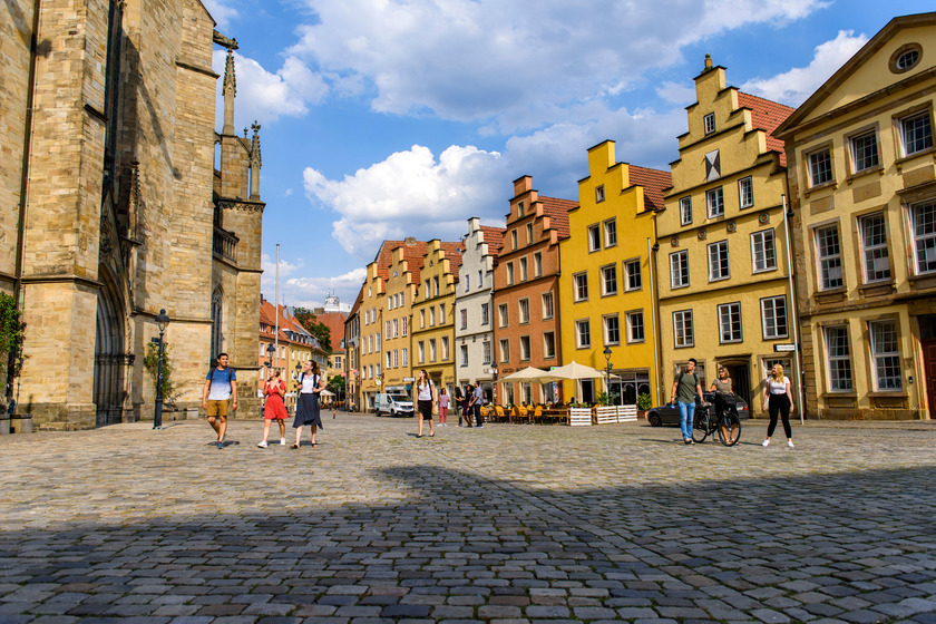 Der Marktplatz von Osnabrück. links sieht man ein Stück der Marienkirche und auf der rechten Seitedie bunten Fassade der Gebäude. 
