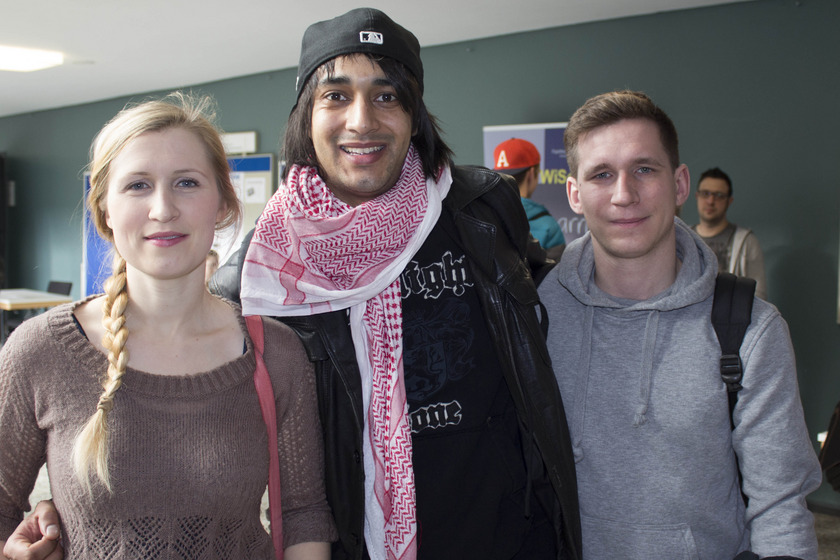 Man sieht eine junge Frau und zwei junge Männer.