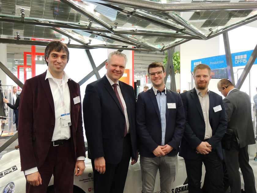 Von links: Prof. Dr. Hans-Jürgen Pfisterer, Minister Björn Thümler, Lucas Hüer, Hannes Jahn auf der Hannover Messe 2019