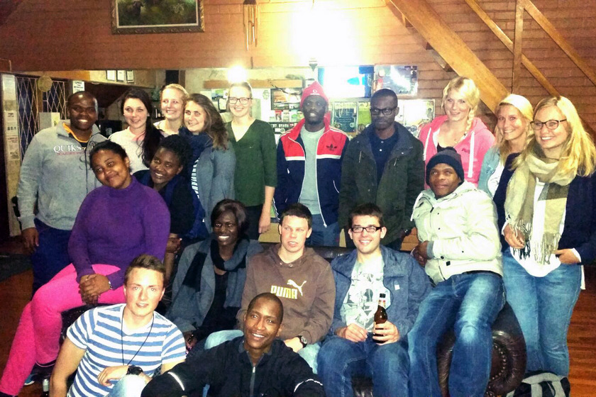 Das Bild zeigt Studierende der Hochschule Osnabrück und der Nelson Mandela Metropolitan University.