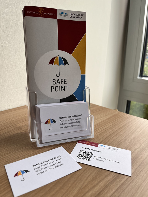 Foto mit Flyern und Visitenkarten zum Projekt Safe Points