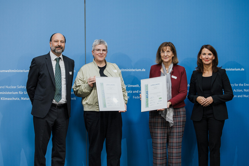 Ehrung der Universität Konstanz und der Hochschule Osnabrück auf dem 2. Platz der „Recyclingpapierfreund-lichsten Hochschulen“ 2025, v.l.n.r.: Marc Gebauer (Sprecher der Initiative Pro Recyclingpapier), Prof. Dr. Susan-ne Düchting (Vizepräsidentin der Hochschule Osnabrück), Prof. Dr. Katharina Holzinger (Rektorin der Universität Konstanz), Parlamentarische Staatssekretärin Rita Schwarzelühr-Sutter © BMUKN/Sascha Hilgers