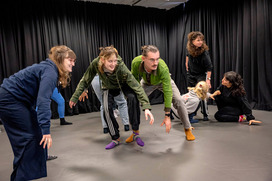 Studierende am Campus Lingen proben im Studiengang Theaterpädagogik.