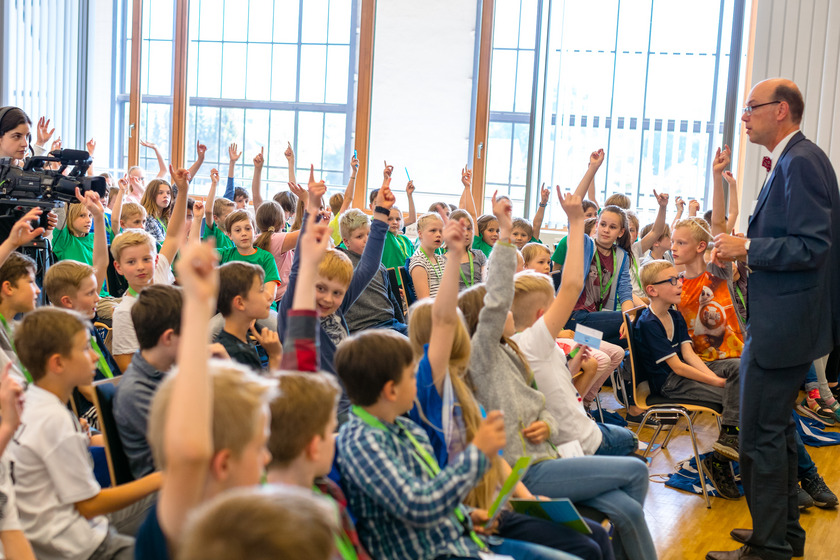 Professor Dr. Koke begeisterte die Kinder zusammen mit Professor Dr. Umbreit von sparsamer Energienutzung zum Umweltschutz