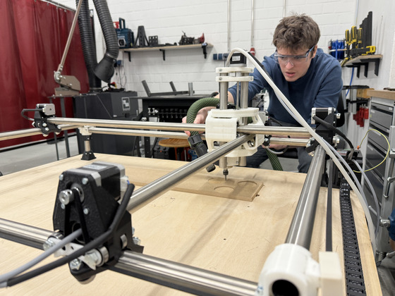 Junger Mann mit selbstgebauten CNC-Fräse.