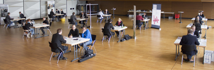 Beim Speed Dating in der Aula am Campus Westerberg trafen zwölf Unternehmen auf zwölf Studierende der Hochschule Osnabrück.