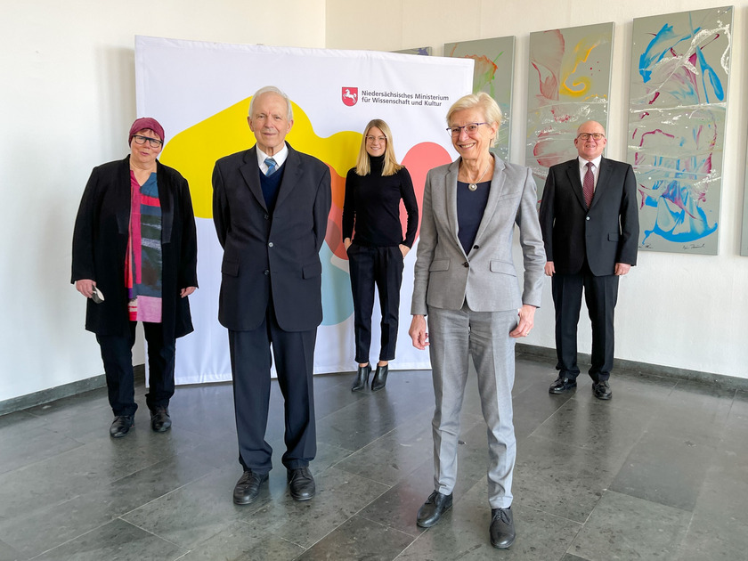 (v.l.) Prof. Barbara Schwarze (Koordinierungsstelle an der Hochschule Osnabrück), Dr. Hans-Hermann Dehmel (Stell. Vorsitzender des Kuratoriums der Ulderup Stiftung), Maleem Glockzin (Projektleiterin Niedersachsen Technikum in der Stiftung), Dr. Sabine Johannsen (Staatssekretärin im MWK), Dr. Thomas Schulze (Hauptamtlicher Vorstandsvorsitzender der Dr. Jürgen und Irmgard Ulderup Stiftung).