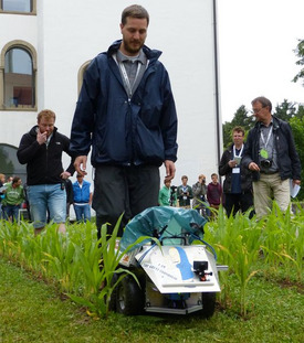 Roboter Cornholio navigiert durch Maisreihen