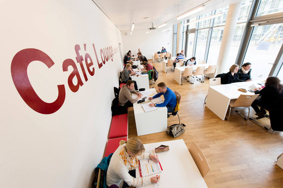 Genieße deine Mittagspause in der Mensa am Westerberg oder treffe dich zum Lernen auf einen Kaffee in der Café Lounge.