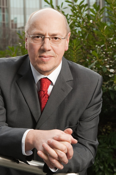 Auf dem Bild sieht man einen Mann im Anzug.