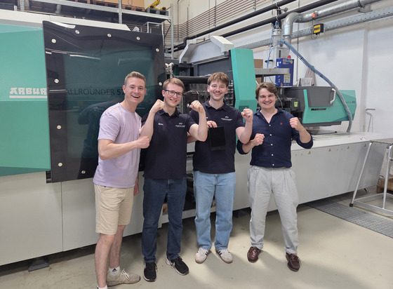 Gewinne des KUTENO-Wettbewerbs vor Spritzgussmaschine 
