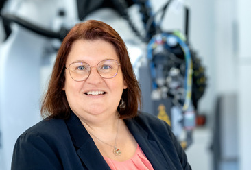 Junge Frau lächelt in die Kamera. 
