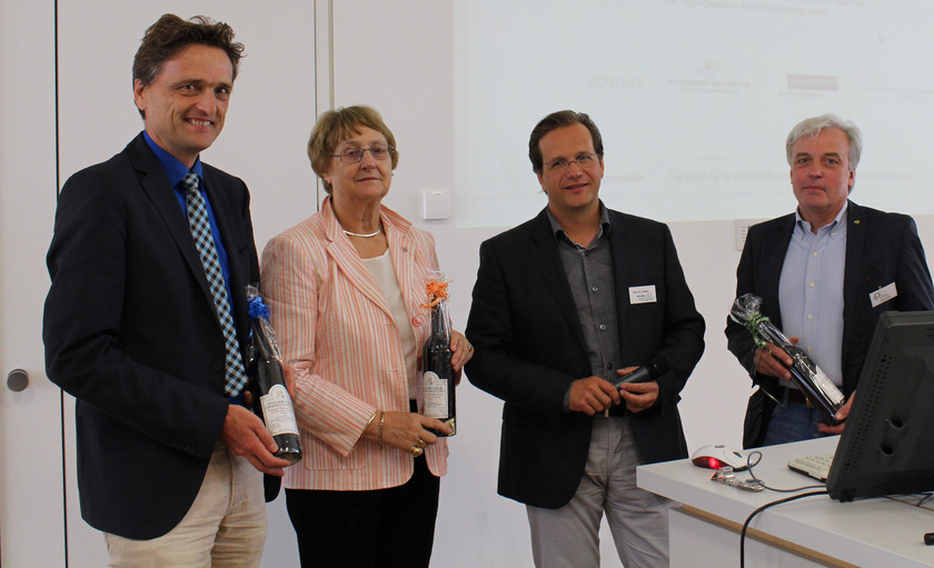 Tagungsleiter Prof. Dr. Jürgen Bouillon (2. von rechts) bedankte sich bei Hochschulpräsident Prof. Dr. Andreas Bertram (links), Osnabrücks Bürgermeisterin Karin Jabs-Kiesler und Stefan Meier, Vorstandsmitglied der Stiftung Baum des Jahres, die zum Auf