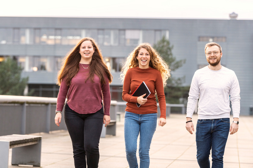 Studierende der Hochschule Osnabrück spazieren auf dem Carpivi-Campus