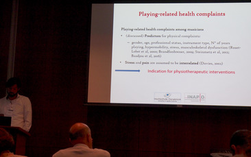 Nikolaus Ballenberger während des Vortrags "Physical and Psychological Health Profile of Music Students - a Cohort Study"
