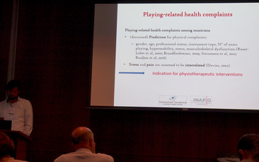Nikolaus Ballenberger während des Vortrags "Physical and Psychological Health Profile of Music Students - a Cohort Study"