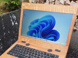 Laptop aus hölzernen Gehäuse.