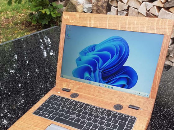 Ein Laptop mit hölzernen Gehäuse.