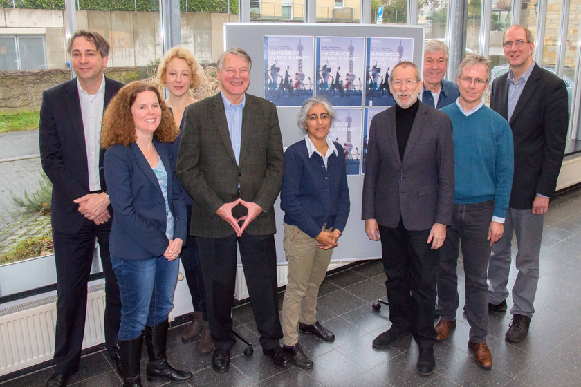 Unser Bild zeigt einige der Autoren von links nach rechts: Prof. Dr. Kai-Michael Griese, Clare Gray, Claudia Steinkuhl, Rolf Müller-Martin, Ravinder Kaur-Lahmann, Prof. Helmut Schwägermann (Hrsg.), Dr. Hans-Jürgen Gaida, Prof. Dr. Peter Mayer (Hrsg.) s