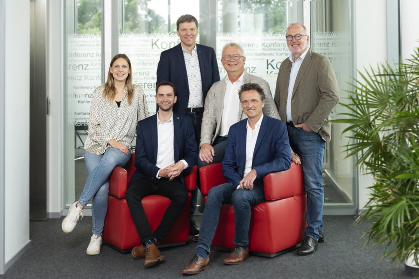 Prof. Dr. Jacob Ewert wird von Vertretern der Hochschule und Vertrerinnen der Stiftungen begrüßt