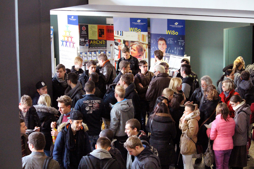 Das Foyer ist voll mit jungen Leuten.