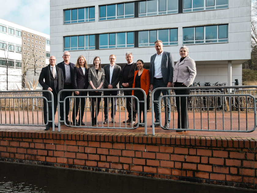 Das Präsidium und die neuen Professor*innen stehen am Campus Westerberg vor dem AF-Gebäude.