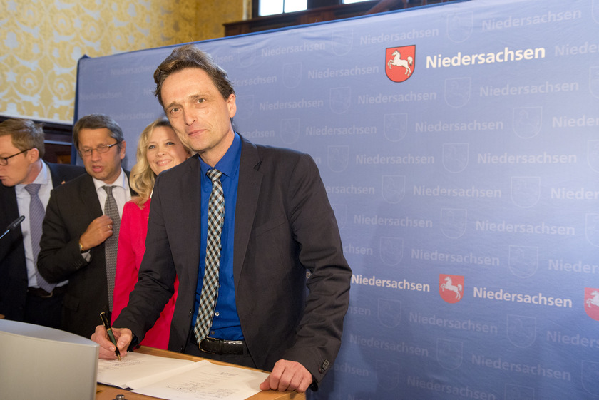 Hochschulpräsident Prof. Dr. Andreas Bertram während der Unterzeichnung des Zukunftsvertrages im MWK