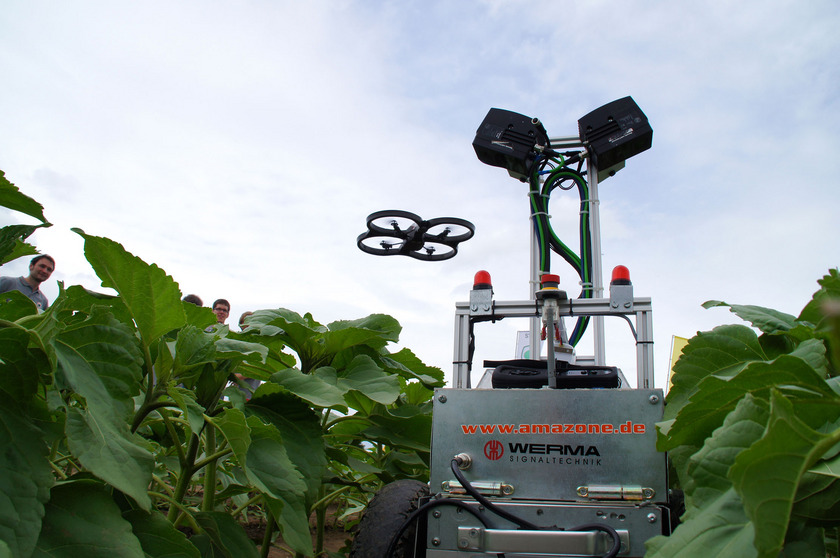 Ein Roboter fährt auf einem Acker.