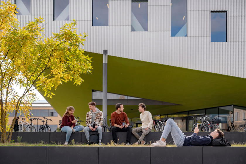 Studierende sitzen am Campus Westerberg
