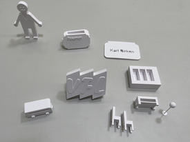 3D gedruckte Bauteile auf Tisch
