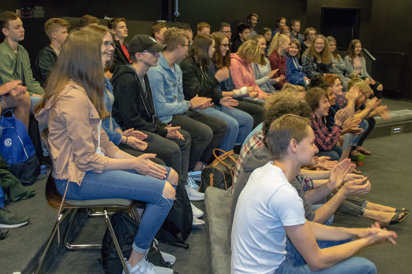 Schülerinnen und Schüler der Oberschule Spelle beim gemeinsamen Methodentag mit Theaterpädagogik-Studierenden der Hochschule Osnabrück