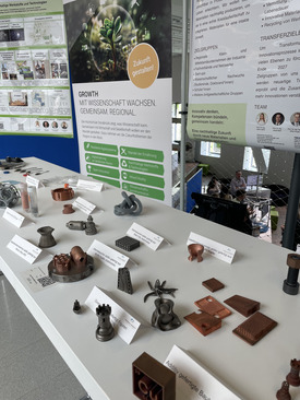 Messestand mit kleinen Werkstücken.