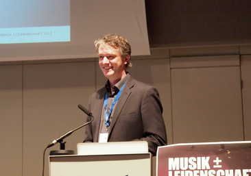 Dirk Möller in seinem Vortrag "Der Einfluss muskulärer Ermüdung auf die Muskelaktivität und Bewegungsmuster bei hohen Streichern"