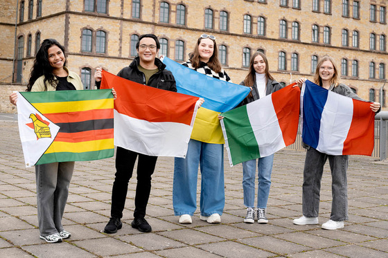 International studieren an der Hochschule Osnabrück. Internationale Studierende zeigen die Flaggen ihrer Heimatländer am Caprivi Campus.