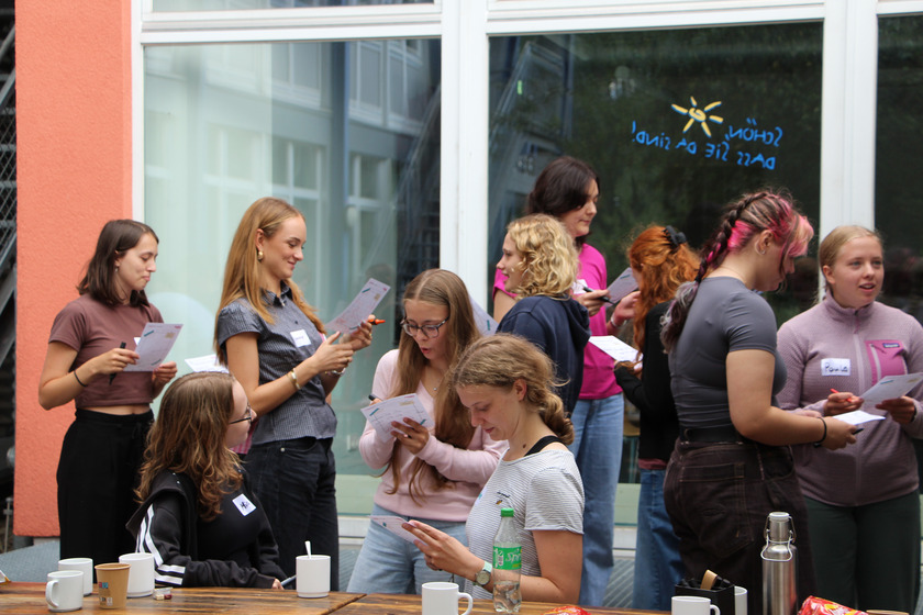 Junge Frauen bei einer Unterhaltung