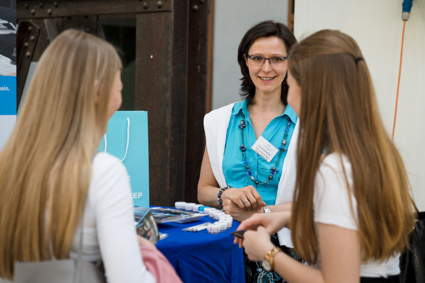 Studieninteressierte informieren sich über das duale Studienprogramm auf dem Campus Lingen