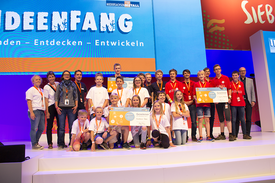 Siegerteams des Wettbewerbs Ideenfang auf der IdeenExpo 2017 (Foto: Carina Sander) Siegerteams des Wettbewerbs Ideenfang auf der IdeenExpo 2017 (Foto: Carina Sander)