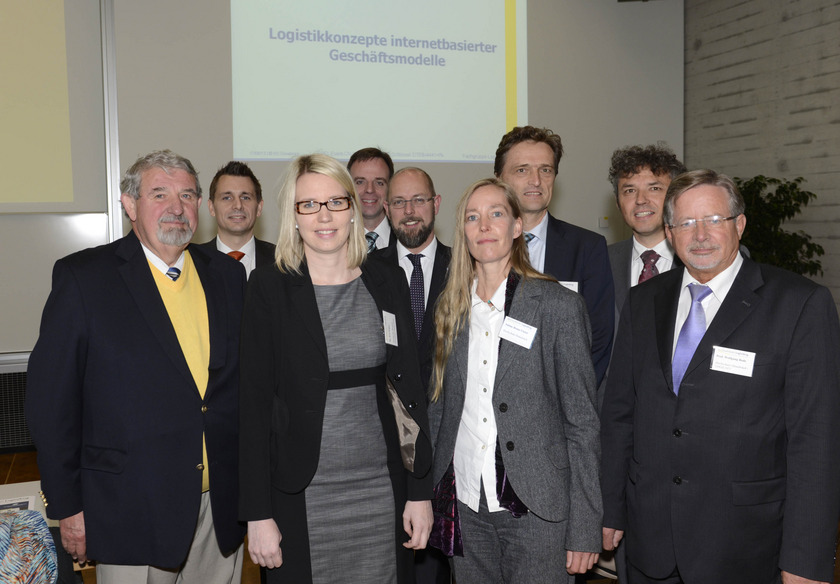 Das Bild zeigt eine Gruppe von Menschen in Anzügen.