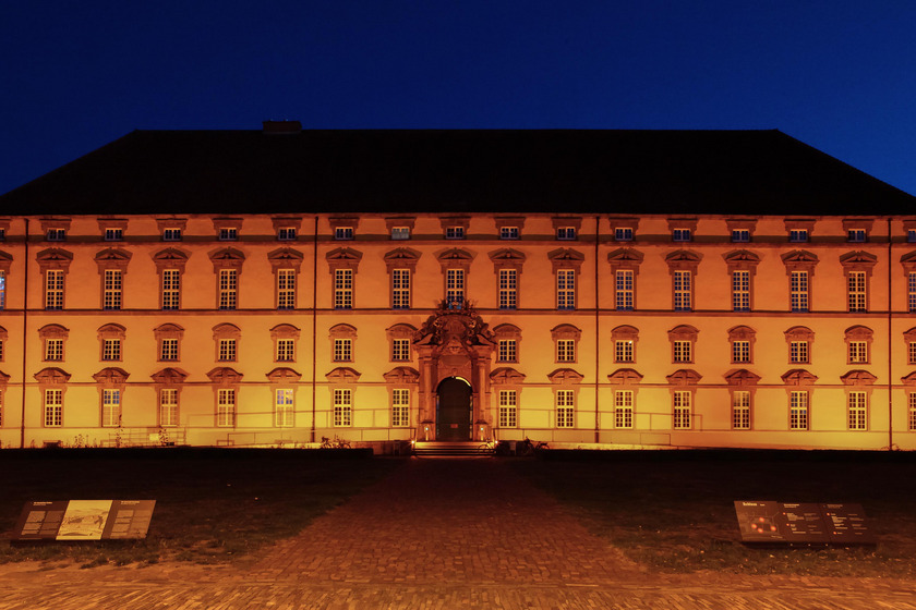 Das Osnabrücker Schloss erstrahlt am Tag der Patientensicherheit in Orange.