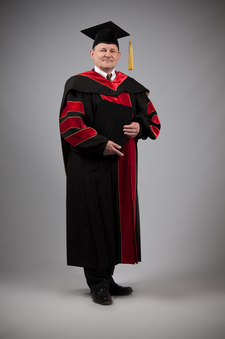 Das Bild zeigt einen Mann mit Talar